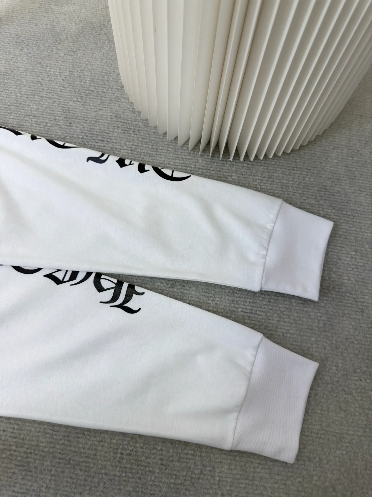 P290 Chrome Hear Sanskrit collar long sleeves. The fabric is made of 26 weave 200 grams cotton. The printing is ink printing. Customized accessories. Size S M L